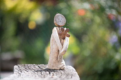 Kunstvolle Holzkunst aus Treibholz. Holzfiguren und Skulpturen für Haus und Garten in Starnberg.